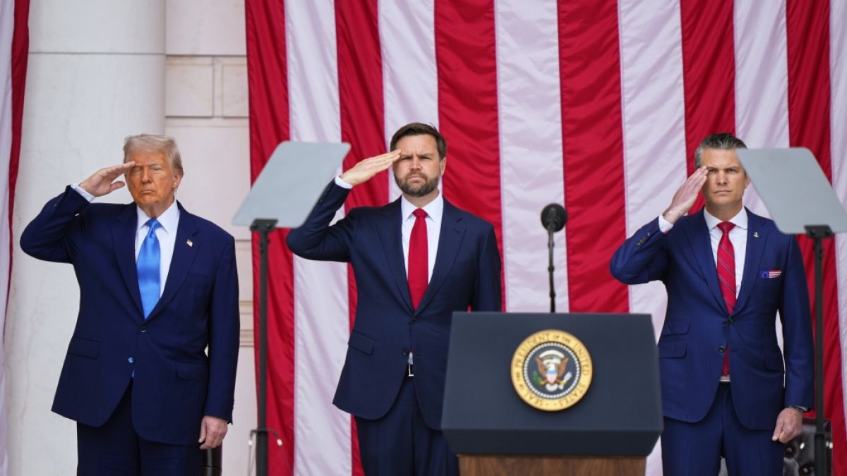 Bei einer Gedenkveranstaltung am Memoiral Day machte Donald Trump neben J.D. Vance und Pete Hegseth keine sonderlich gute Figur. (Foto)