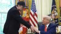 US-Präsident Donald Trump dankt seinem Berater Elon Musk während einer Pressekonferenz im Oval Office des Weißen Hauses.