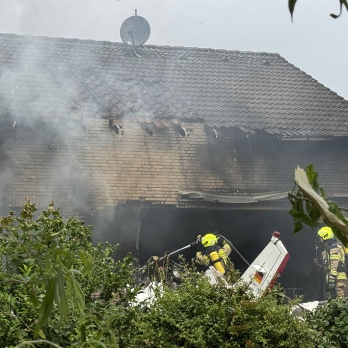 Kleinflugzeug kracht auf Wohnhaus - 2 Tote