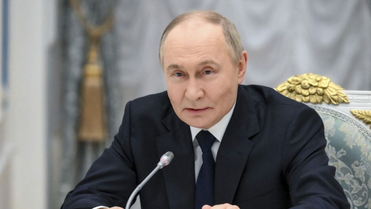 Schwerer Schlag für Wladimir Putin: Ukrainische Drohnen haben mehr als 40 russische Bomber zerstört. (Foto)