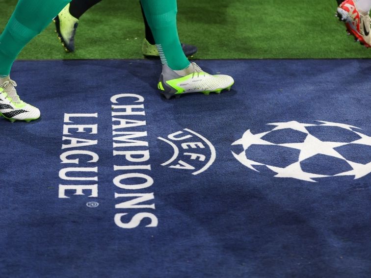 Champions League: Pyro: UEFA bestraft Bayern und Frankfurt mit Fan-Ausschluss