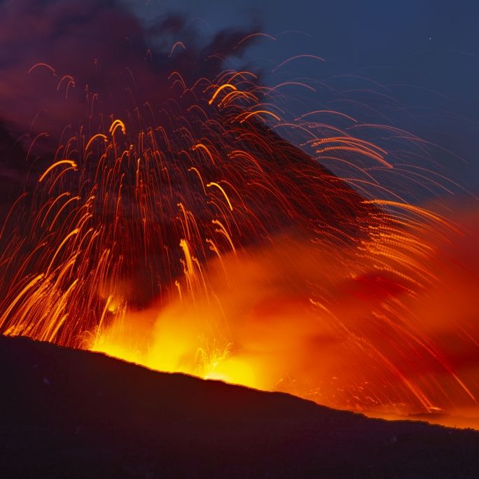 Ätna spuckt Lava - Touristen fliehen vor gigantischer Rauchwolke