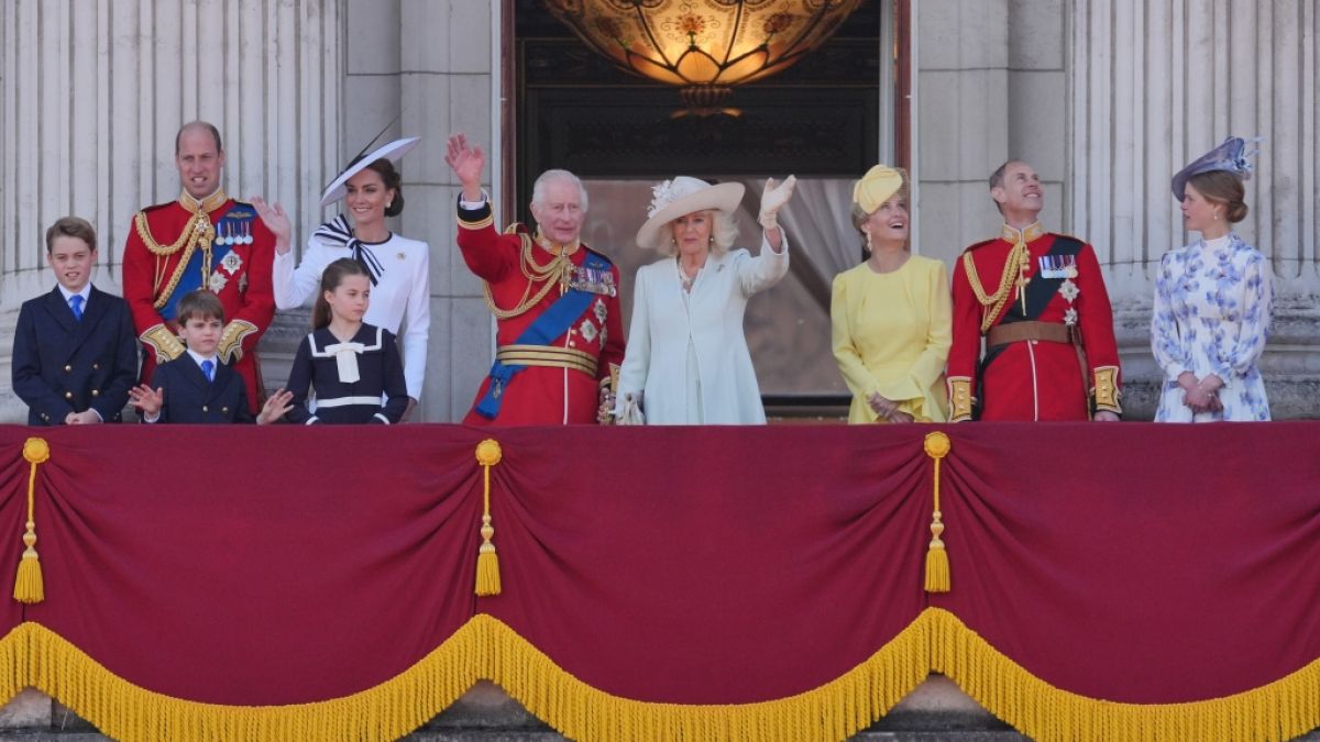 Nach der "Trooping the Colour"-Geburtstagsparade versammelt sich die Königsfamilie traditionell auf dem Balkon des Buckingham-Palastes, um den Schaulustigen zu winken. Nach der "Trooping the Colour"-Geburtstagsparade versammelt sich die Königsfamilie traditionell auf dem Balkon des Buckingham-Palastes, um den Schaulustigen zu winken. (Foto)
