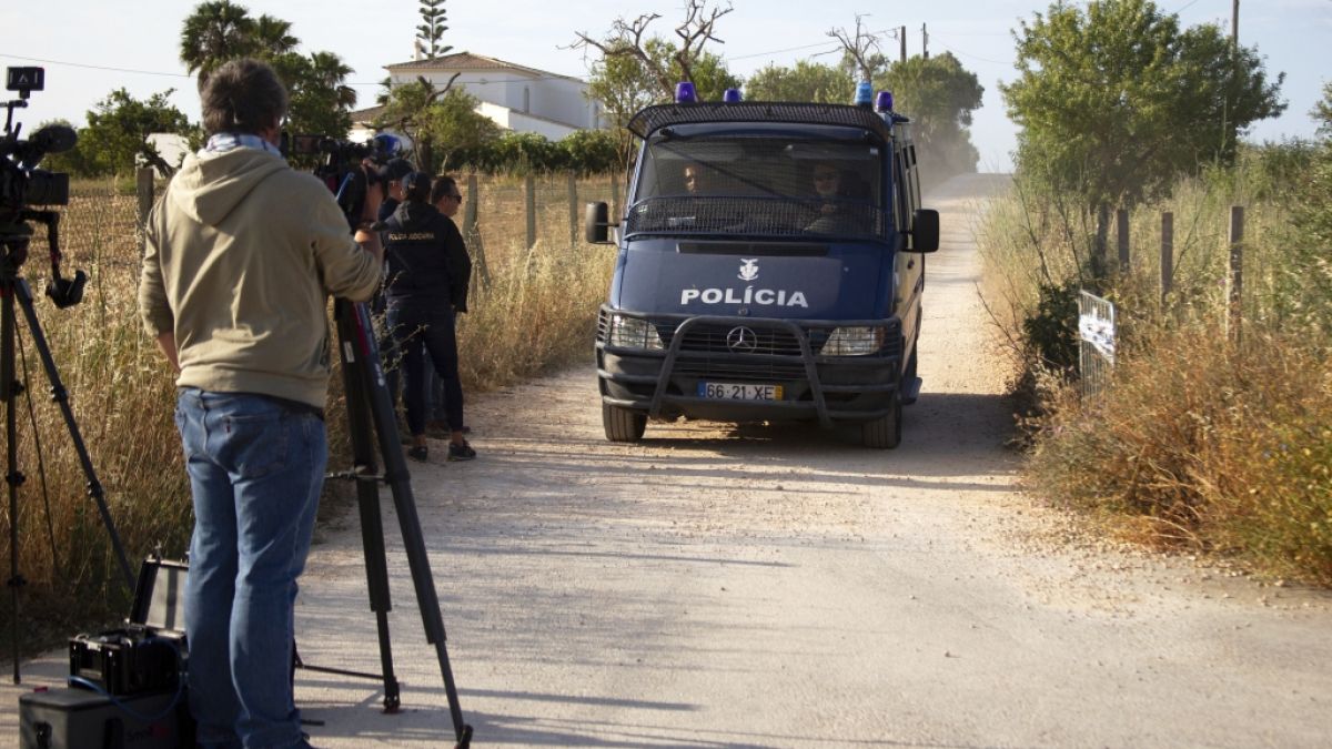 Ein portugiesischer Polizeiwagen fährt einen unbefestigten Weg entlang, wo die deutsche Polizei im Zusammenhang mit der vor 18 Jahren verschwundenen Madeleine McCann weitere Suchaktionen begonnen hat. Ein portugiesischer Polizeiwagen fährt einen unbefestigten Weg entlang, wo die deutsche Polizei im Zusammenhang mit der vor 18 Jahren verschwundenen Madeleine McCann weitere Suchaktionen begonnen hat. (Foto)