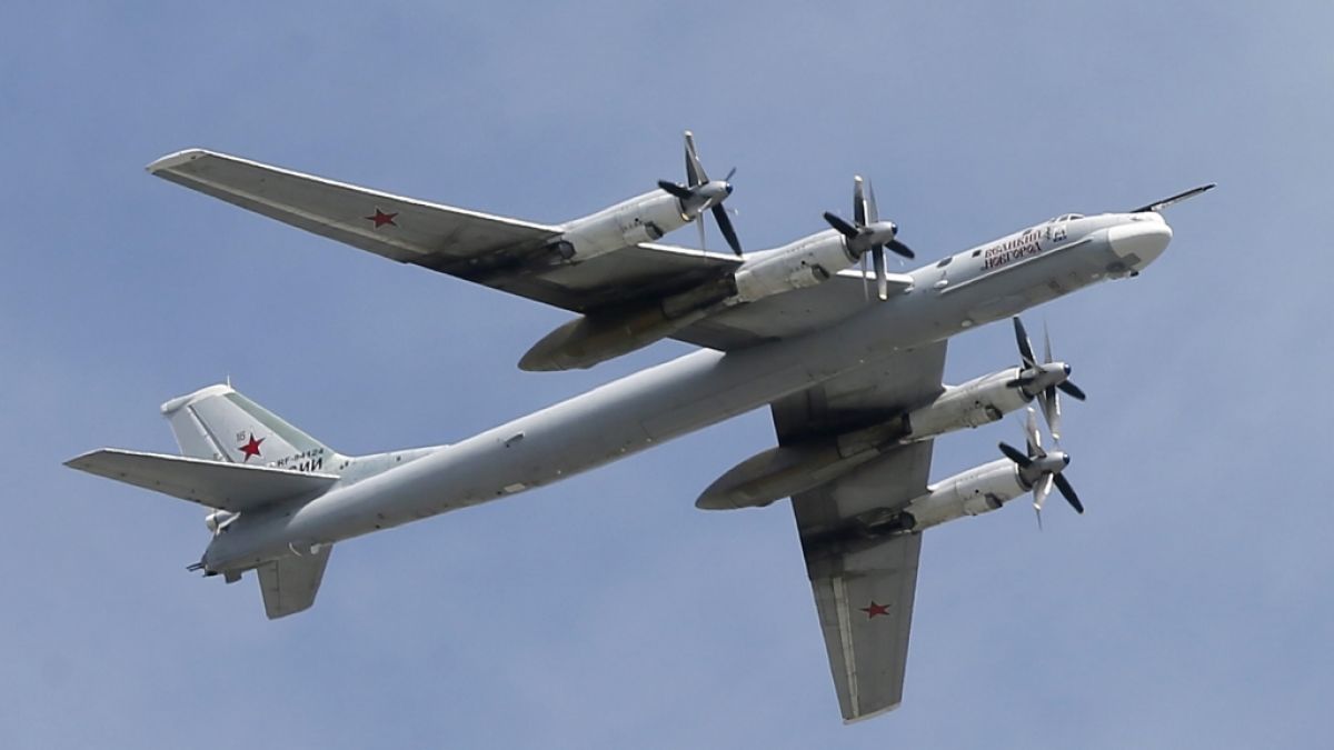 Strategische russische Bomber wie Tu-95 sollen bei ukrainischen Drohnenangriffen zerstört worden sein. Der Duma-Abgeordnete Andrej Guruljow fordert Konsequenzen im eigenen Militärapparat. (Foto)