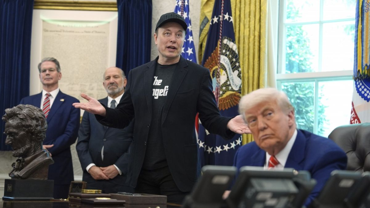 Noch vor kurzem eine politische Einheit - heute bitterste Feinde: Elon Musk (li) und US-Präsident Donald Trump. (Foto)