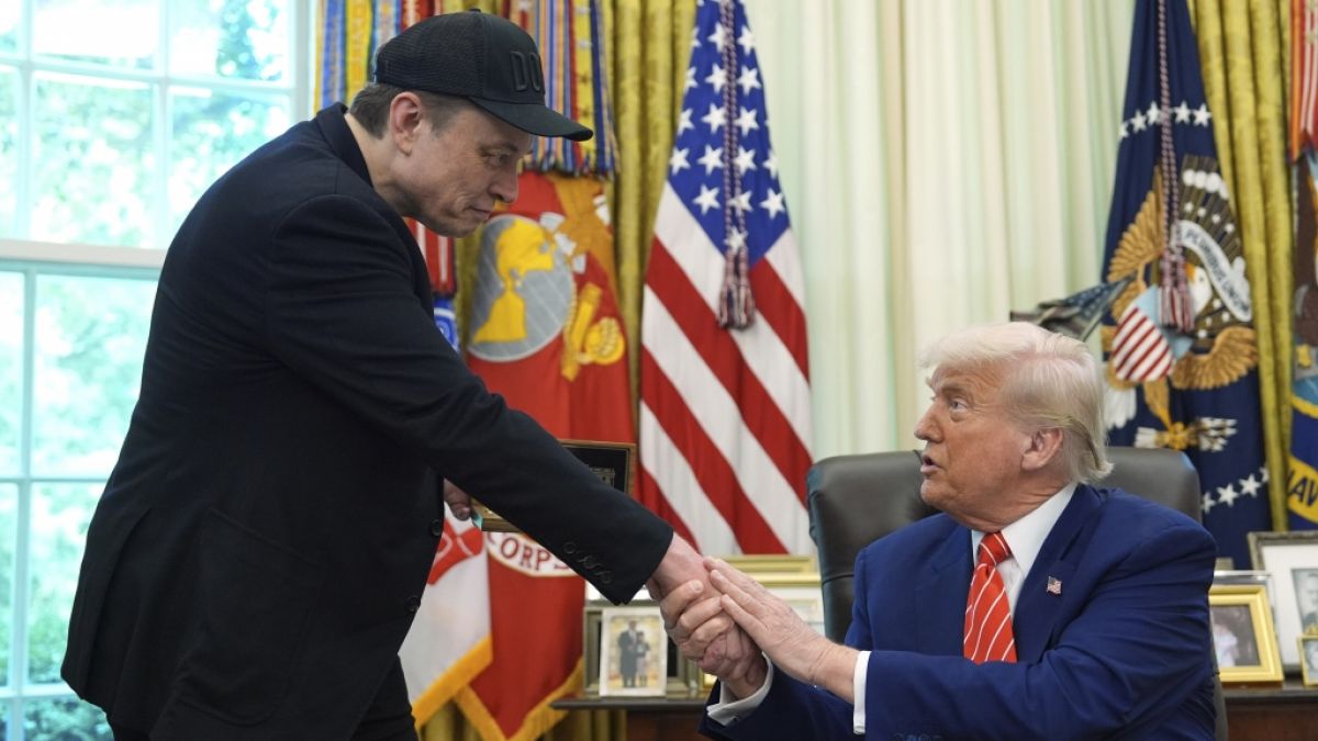 Wie geht es im Streit zwischen Elon Musk (l.) und US-Präsident Donald Trump (r.) weiter. Eine Hellseherin trifft eine Prognose. (Foto)