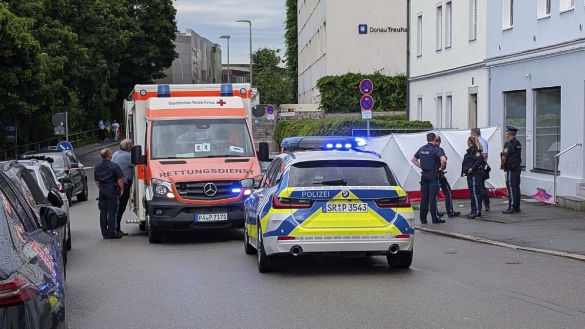 Polizei und Rettungskräfte waren am 7. Juni 2025 in Passau im Einsatz, nachdem ein Mann mit einem Auto in eine Menschengruppe gerast war. Bei dem Vorfall wurden fünf Menschen verletzt. (Foto)
