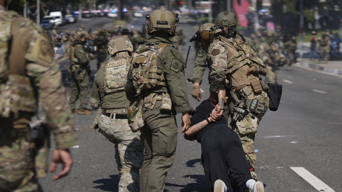 Die Polizei nimmt in Los Angeles einen Mann während einer Demonstration gegen die Operation der Bundeseinwanderungsbehörde fest, bei der Dutzende von Einwanderern festgenommen worden waren. (Foto)