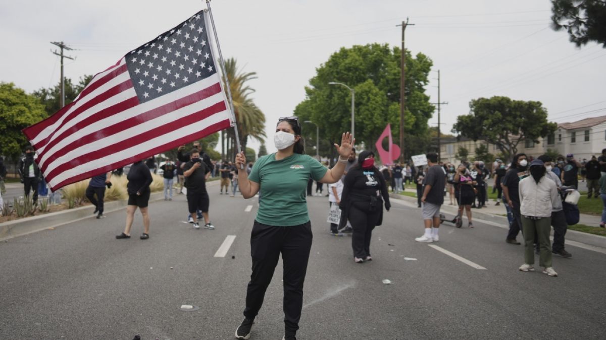 Demonstranten konfrontieren Grenzschutzbeamte während einer Demonstration in Paramount, einem Stadtteil von Los Angeles. (Foto)