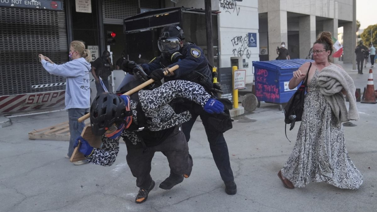 Ein Demonstrant versucht, einem Beamten des Department of Homeland Security zu entkommen, nachdem die Einwanderungsbehörden in Los Angeles eine Operation durchgeführt haben. (Foto)