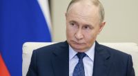 Bittere Blamage für Wladimir Putin: Einer seiner 100 Millionen US-Dollar teuren Kampfjets ist in einen flammenden Haufen Schrott verwandelt worden.