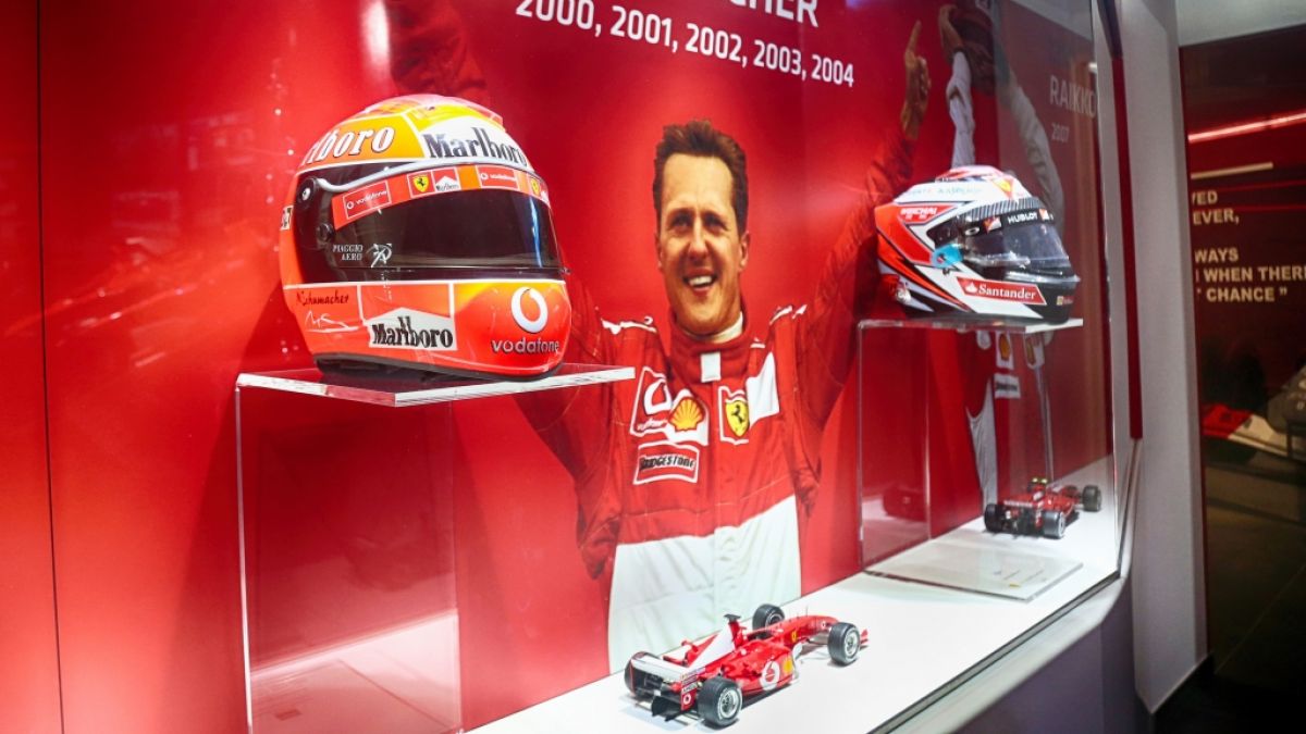 Ein Foto von Michael Schumacher neben seinen Rennfahrer-Helmen ausgestellt in der Ausstellung "Michael 50" erinnert an die Erfolge des Formel1-Rennfahrers. Ein Foto von Michael Schumacher neben seinen Rennfahrer-Helmen ausgestellt in der Ausstellung "Michael 50" erinnert an die Erfolge des Formel1-Rennfahrers. (Foto)