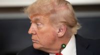 Donald Trump hat sich mit einer peinlichen Lobhudelei auf sich selbst erneut in die Nesseln gesetzt.