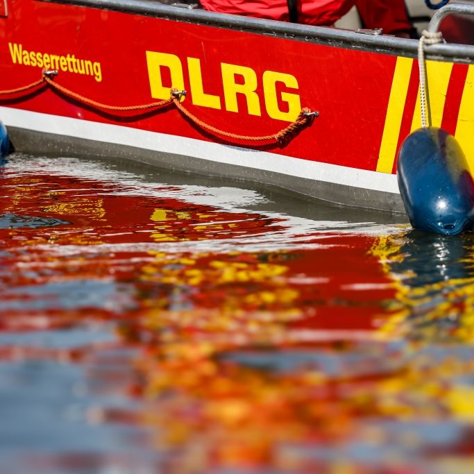 In den Sommermonaten haben die Mitarbeitenden der DLRG alle Hände voll zu tun, wenn es in Deutschlands Badegewässern immer wieder zu Unfällen kommt.