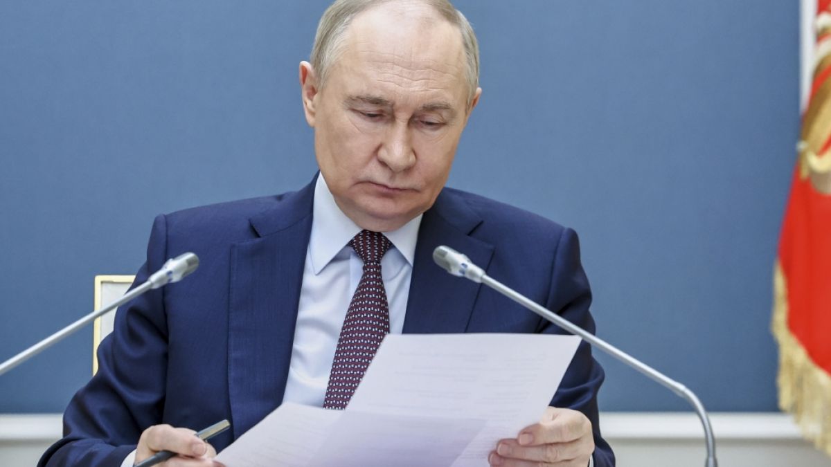 Gerüchten zufolge hat Wladimir Putin nicht nur zwei Töchter aus seiner geschiedenen Ehe mit Ljudmila, sondern auch weitere Nachkommen, darunter angeblich eine heimliche Tochter namens Elizaveta. Gerüchten zufolge hat Wladimir Putin nicht nur zwei Töchter aus seiner geschiedenen Ehe mit Ljudmila, sondern auch weitere Nachkommen, darunter angeblich eine heimliche Tochter namens Elizaveta. (Foto)
