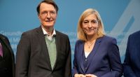 Der ehemalige Bundesgesundheitsminister Karl Lauterbach (SPD) mit seiner Nachfolgerin Nina Warken (CDU).