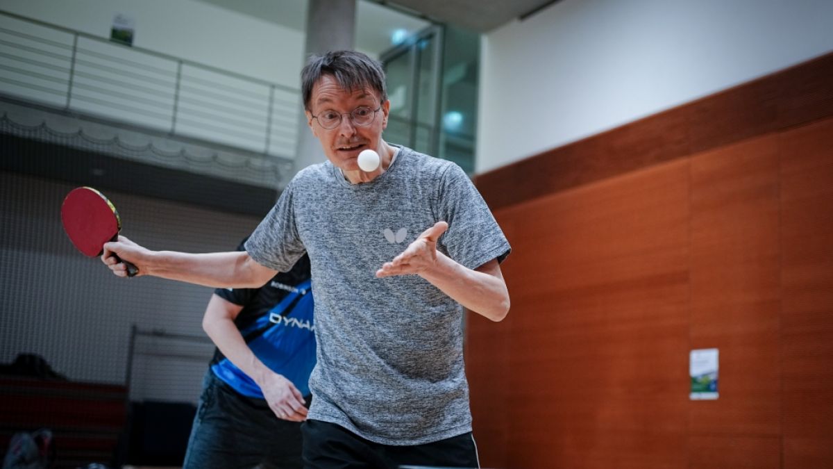 Karl Lauterbach spielt leidenschaftlich gern Tischtennis. Karl Lauterbach spielt leidenschaftlich gern Tischtennis. (Foto)