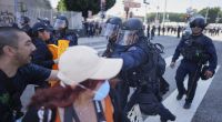 Demonstranten stoßen mit der Polizei in der Innenstadt von Los Angeles zusammen.