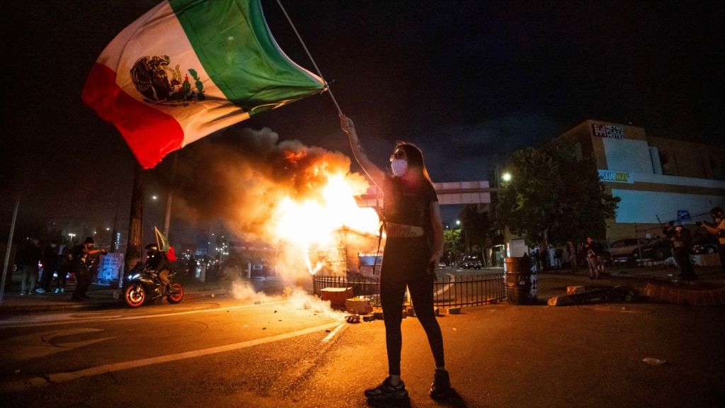 Eskalation in Los Angeles: Demonstranten protestierten gegen Operationen der Bundeseinwanderungsbehörde, bei der die Behörden Dutzende von Menschen festgenommen hatten. (Foto)
