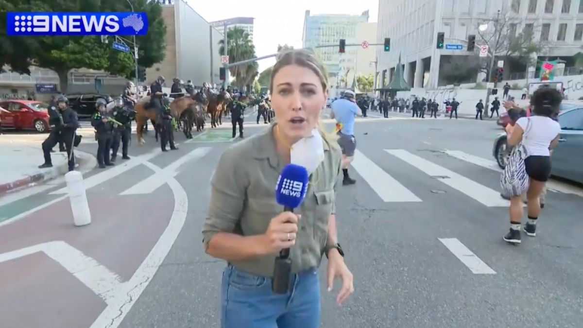 Mitten in einer Live-Schalte aus L.A. wird Reporterin Lauren Tomasi von einem Gimmigeschoss getroffen. Mitten in einer Live-Schalte aus L.A. wird Reporterin Lauren Tomasi von einem Gimmigeschoss getroffen. (Foto)