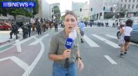 Mitten in einer Live-Schalte aus L.A. wird Reporterin Lauren Tomasi von einem Gimmigeschoss getroffen. 