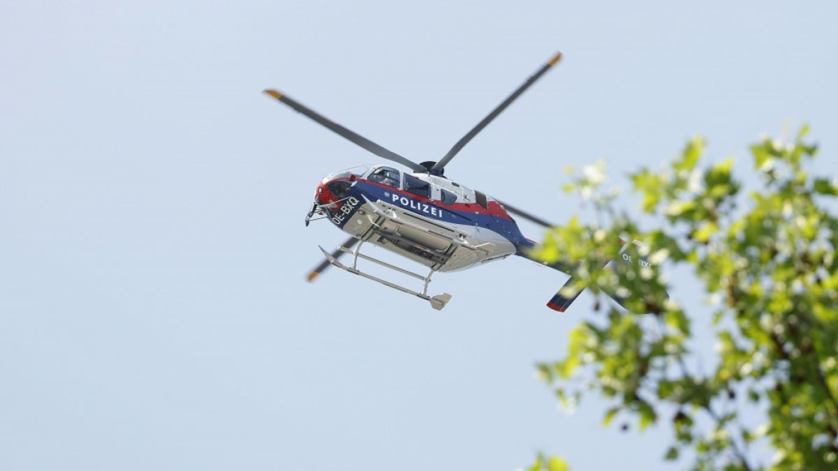Ein Polizeihubschrauber kreist über dem Tatort während eines Polizei-Großeinsatzes in einer Grazer Schule in der Dreierschützengasse. Ein Polizeihubschrauber kreist über dem Tatort während eines Polizei-Großeinsatzes in einer Grazer Schule in der Dreierschützengasse. (Foto)