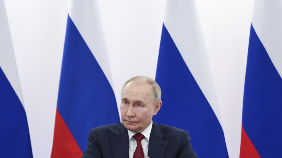 Drohnenaufnahmen zeigen, wie französische AASM-Hammerbomben einen russischen Stützpunkt zerstören. Drohnenaufnahmen zeigen, wie französische AASM-Hammerbomben einen russischen Stützpunkt zerstören. (Foto)