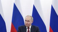 Drohnenaufnahmen zeigen, wie französische AASM-Hammerbomben einen russischen Stützpunkt zerstören.