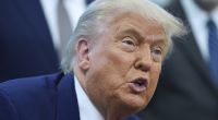 Trumps früherer Sprecher vermutet, dass Putin belastende Informationen über ihn besitzen könnte.