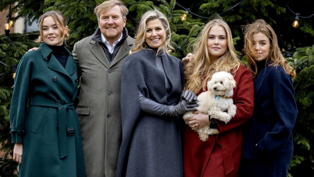Der niederländische König Willem-Alexander und seine Ehefrau Königin Máxima sorgen sich um ihre älteste Tochter Prinzessin Amalia (2.v.r.): Die Kronprinzessin muss operiert werden. Der niederländische König Willem-Alexander und seine Ehefrau Königin Máxima sorgen sich um ihre älteste Tochter Prinzessin Amalia (2.v.r.): Die Kronprinzessin muss operiert werden. (Foto)