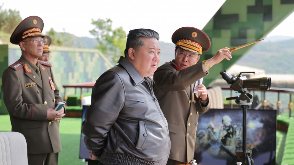 Kim Jong-un musste mit ansehen, wie ein neues Kriegsschiff bei seinem Stapellauf kenterte. Kim Jong-un musste mit ansehen, wie ein neues Kriegsschiff bei seinem Stapellauf kenterte. (Foto)