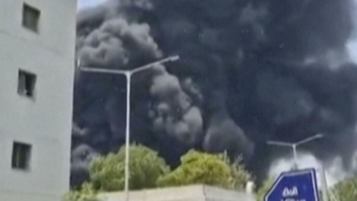 Rauch steigt nach dem Absturz eines Flugzeugs in Ahmedabad im indischen Bundesstaat Gujarat auf. Rauch steigt nach dem Absturz eines Flugzeugs in Ahmedabad im indischen Bundesstaat Gujarat auf. (Foto)