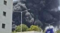Rauch steigt nach dem Absturz eines Flugzeugs in Ahmedabad im indischen Bundesstaat Gujarat auf.