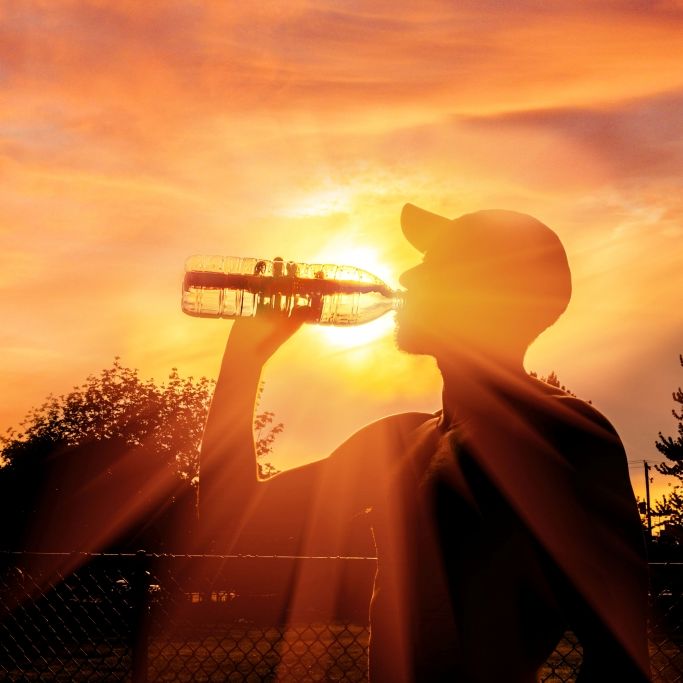Mit diesen genialen Tricks trinken Sie im Sommer immer genug