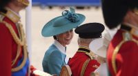 Großbritanniens Kate, die Prinzessin von Wales, spricht mit König Charles III. während des Trooping the Colour.