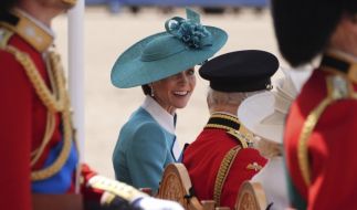 Großbritanniens Kate, die Prinzessin von Wales, spricht mit König Charles III. während des Trooping the Colour.