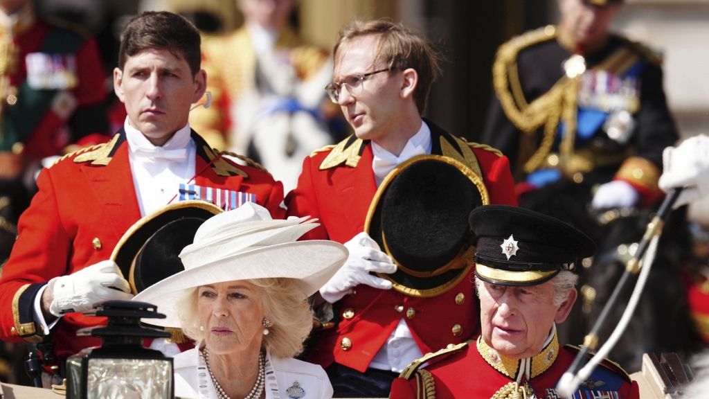 Großbritanniens König Charles III. und Königin Camilla verlassen den Buckingham Palast vor der jährlichen Geburtstagsparade des Monarchen. (Foto)