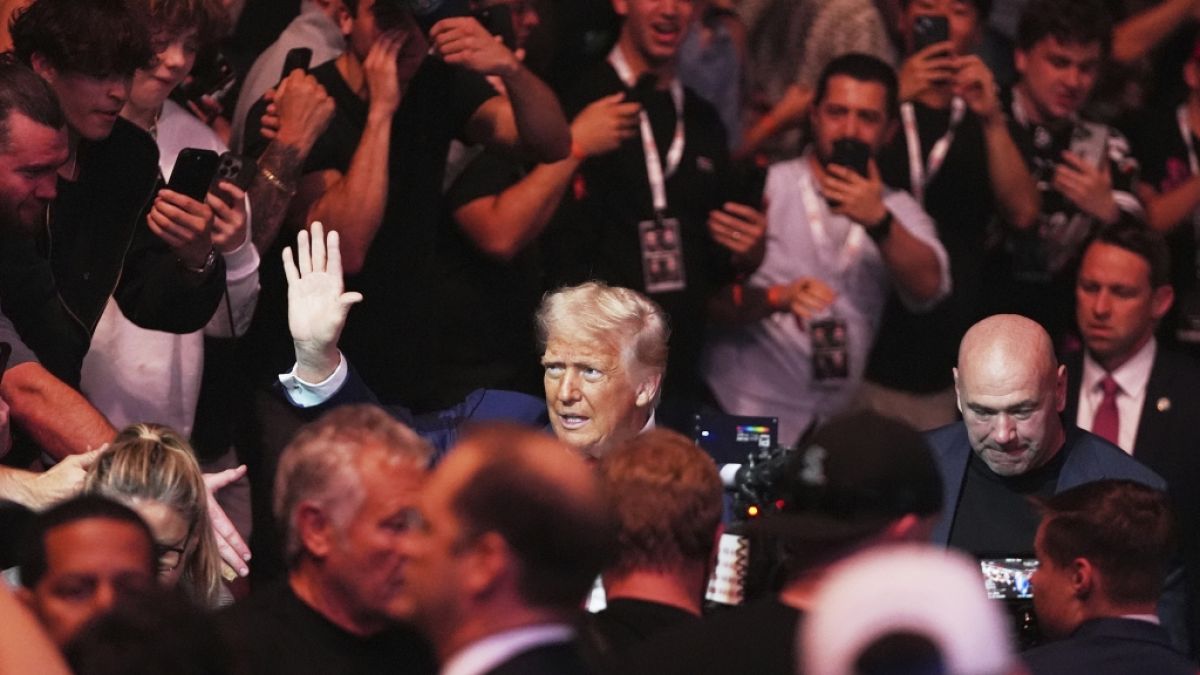 Donald Trump: The Don feiert sich bei Militärparade - Hunderttausende protestieren dagegen. Donald Trump: The Don feiert sich bei Militärparade - Hunderttausende protestieren dagegen. (Foto)
