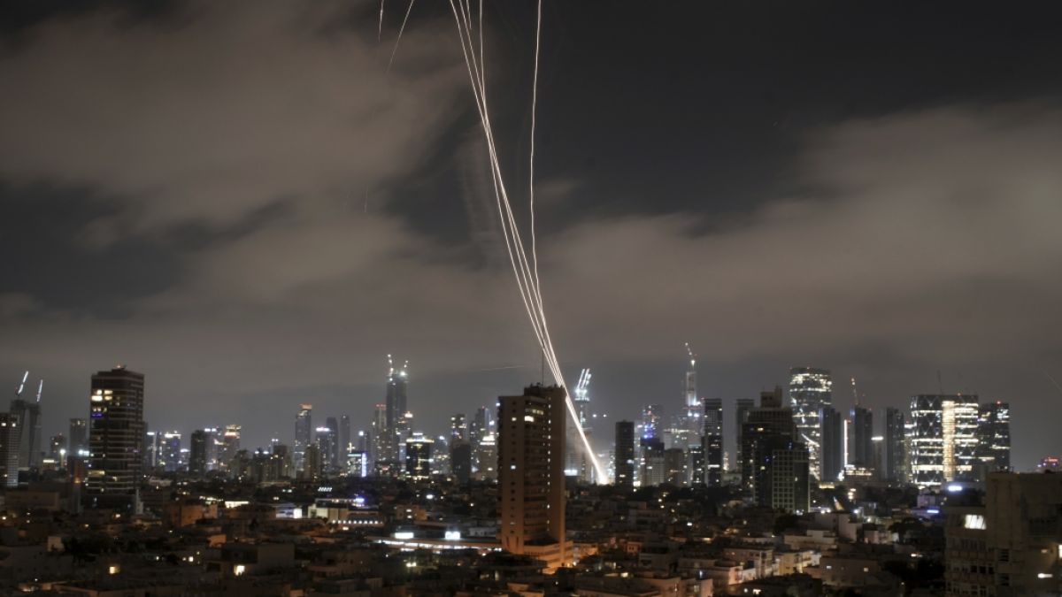 Das israelische Luftabwehrsystem Iron Dome feuert, um iranische Raketen über Tel Aviv abzufangen. Das israelische Luftabwehrsystem Iron Dome feuert, um iranische Raketen über Tel Aviv abzufangen. (Foto)