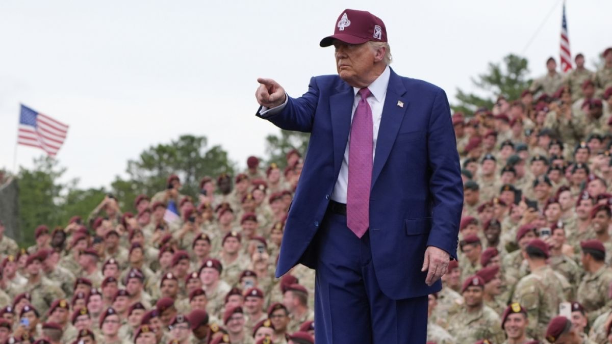 Donald Trumps Verteidigungsministerium zeigt am US-Flaggentag zwei russische Flaggen - Panne oder Statement? Donald Trumps Verteidigungsministerium zeigt am US-Flaggentag zwei russische Flaggen - Panne oder Statement? (Foto)