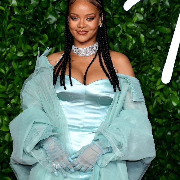 Eiskalt verführt – Sängerin zeigt Eiswürfel-Show in Dessous