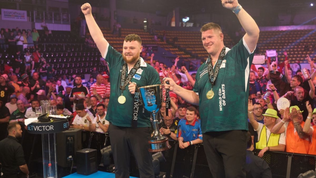So sehen Sieger aus: Team Nordirland mit Josh Rock und Daryl Gurney feiern ihren Finalsieg bei der Darts-Team-WM 2025. So sehen Sieger aus: Team Nordirland mit Josh Rock und Daryl Gurney feiern ihren Finalsieg bei der Darts-Team-WM 2025. (Foto)