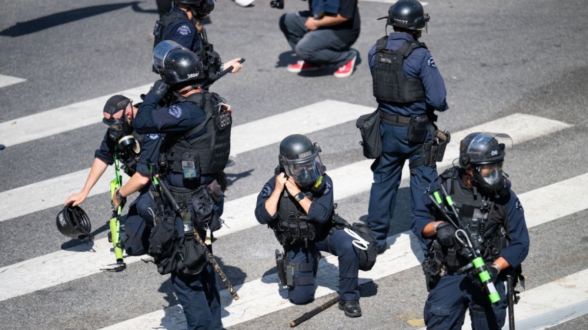 Sicherheitskräfte bewachen eine "No Kings Demonstration in Los Angeles. Bei einer weiteren Anti-Trump-Veranstaltung in Utah kam ein Mann ums Leben (Symbolbild). (Foto)