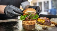 Fettige, stark gewürzte und gesalzene Lebensmittel wie Burger, Pizza oder Döner führen zu starkem Flüssigkeitsverlust.
