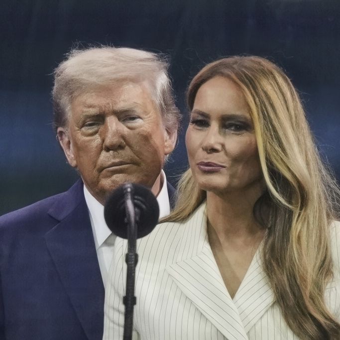 Alte Videoaufnahme fällt der First Lady auf die Füße