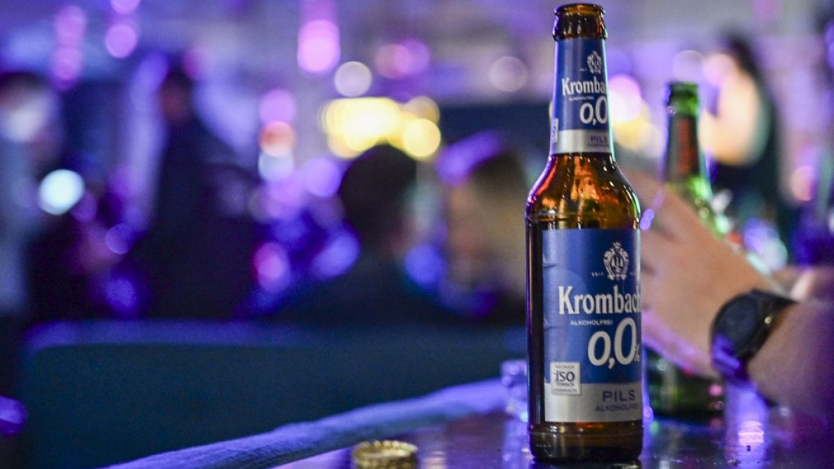 Alkoholfreies Bier ist aktuell äußerst beliebt - dabei kann auch hier der übermäßige Konsum Folgen für die Gesundheit haben. Alkoholfreies Bier ist aktuell äußerst beliebt - dabei kann auch hier der übermäßige Konsum Folgen für die Gesundheit haben. (Foto)