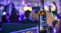 Alkoholfreies Bier ist aktuell äußerst beliebt - dabei kann auch hier der übermäßige Konsum Folgen für die Gesundheit haben.