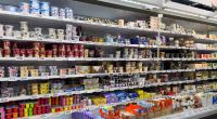 Im Supermarkt-Kühlregal warten allerlei Dessert-Spezialitäten auf Naschkatzen - im Juni 2025 wird jedoch vor dem Verzehr eines bestimmten Produktes gewarnt (Symbolfoto).