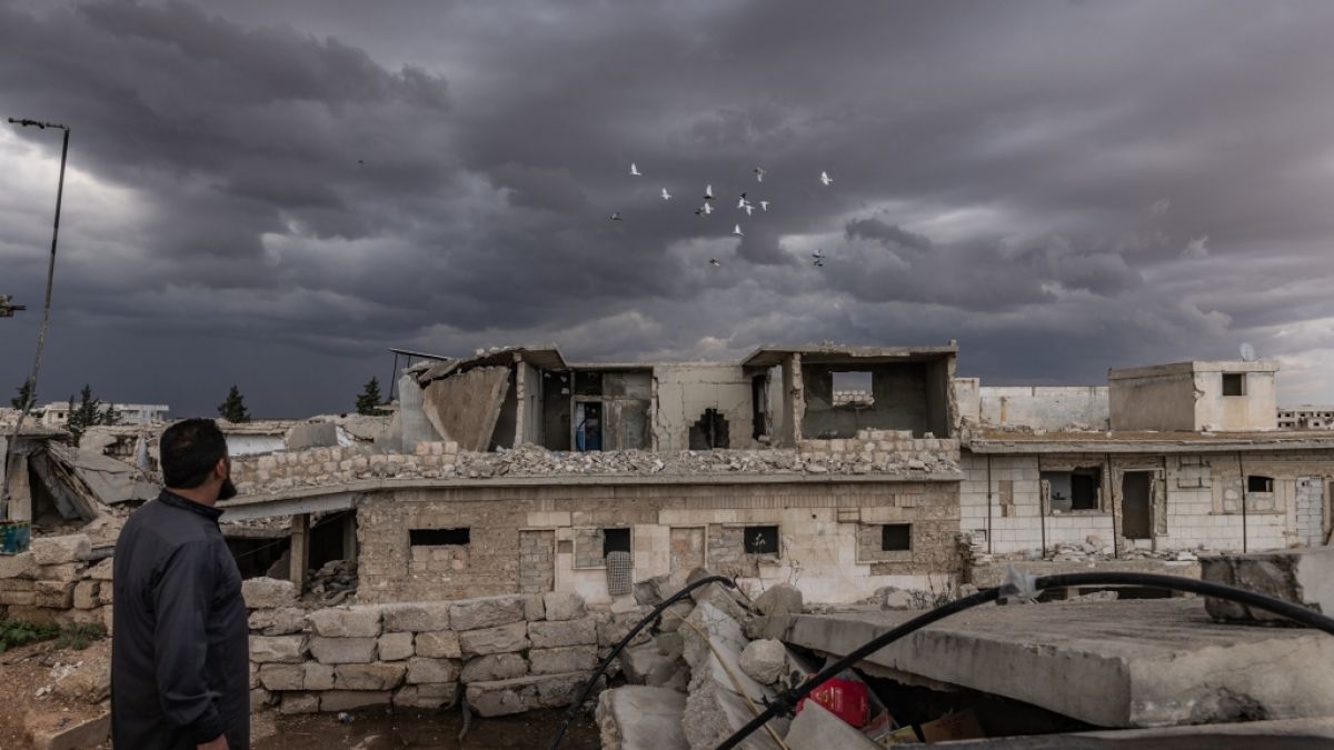 Yousef Al-Mohammed, 35 Jahre alt, Hobby Vogel Züchter, steht auf dem Dach seines Hauses, das durch den Krieg in der Stadt Tadef in Aleppo beschädigt wurde, am 13.05.2024 (Symbolbild) Yousef Al-Mohammed, 35 Jahre alt, Hobby Vogel Züchter, steht auf dem Dach seines Hauses, das durch den Krieg in der Stadt Tadef in Aleppo beschädigt wurde, am 13.05.2024 (Symbolbild) (Foto)